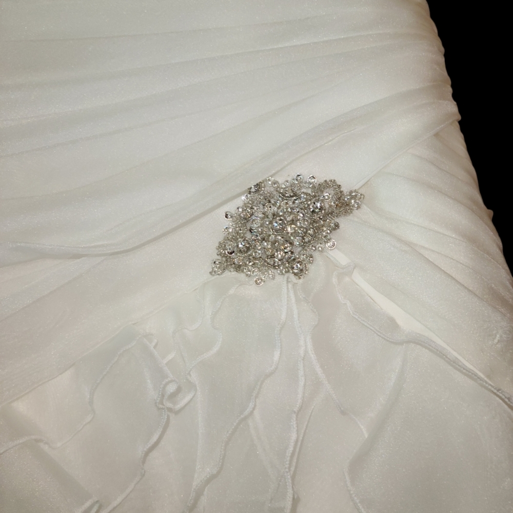 New w/ Tags, Essense of Australia Classic, Romantic Wedding Gown- Bridal, Size 0 - Picture 12 of 16